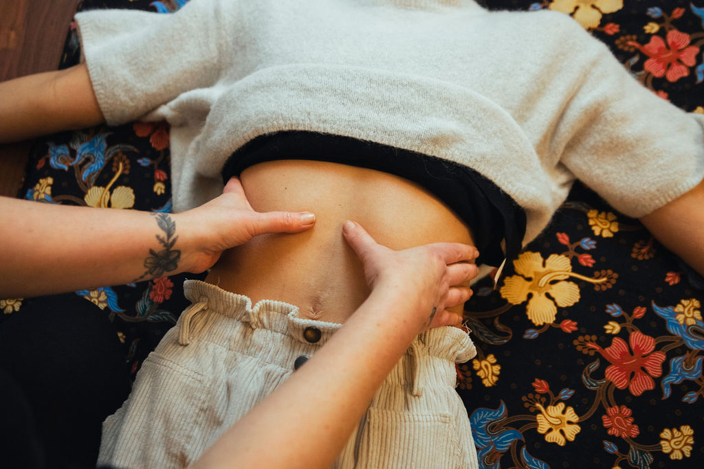 Dorothée Daniel réalise une séance de shiatsu personnalisée au cabinet Le Singulier Universel à Lyon.