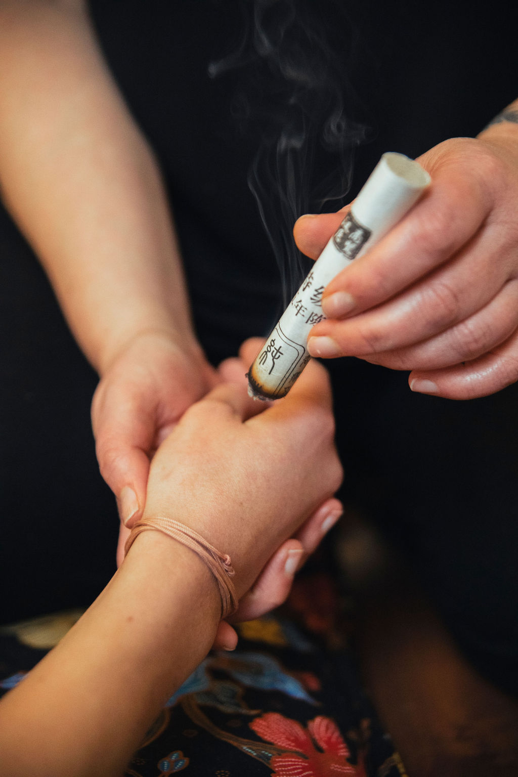 Utilisation du moxa lors d'une séance de médecine chinoise antique – Le Singulier Universel, Lyon