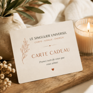 Carte cadeau bien-être posée sur bois avec bougie, Dorothée DANIEL | Le Singulier Universel