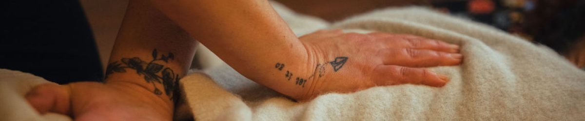 Dorothée Daniel réalisant une séance de shiatsu associé à la médecine chinoise antique - Le Singulier Universel, Lyon