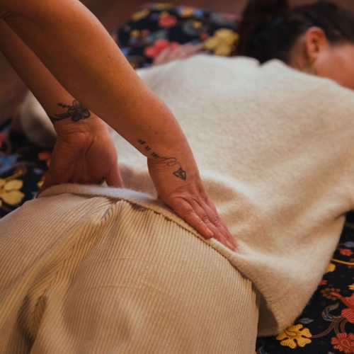 Séance de shiatsu à Lyon : pressions, mobilisations et médecine chinoise antique – Dorothée DANIEL | Le Singulier Universel