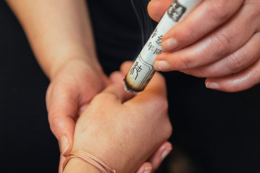Utilisation du moxa lors d'une séance de médecine chinoise antique – Le Singulier Universel, Lyon