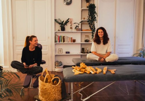 Formation en massage bien-être en petit groupe au Singulier Universel à Lyon, démonstration et pratique encadrée par Dorothée Daniel