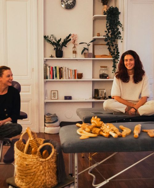 Formation en massage bien-être en petit groupe au Singulier Universel à Lyon, démonstration et pratique encadrée par Dorothée Daniel
