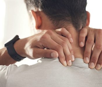 Professionnelle souffrant de douleurs cervicales et de tensions dans la nuque – Ressources Dorothée DANIEL Le Singulier Universel