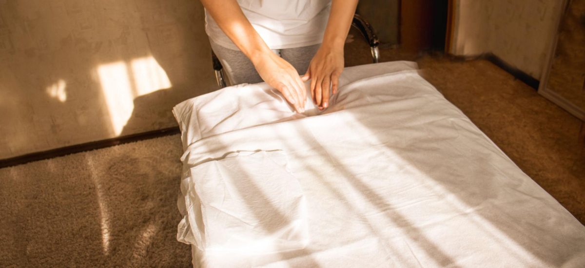 Table de massage préparée pour une séance de bien-être au cabinet de Dorothée DANIEL | Le Singulier Universel