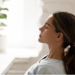 Photographie illustrant la pratique de la respiration consciente pour apaiser les tensions physiques et émotionnelles dans le cadre professionnel