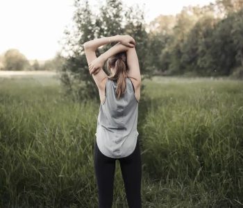 Professionnel de santé réalisant un étirement du dos et des épaules pour prévenir les tensions musculaires – Dorothée DANIEL | Le Singulier Universel